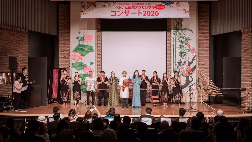 Tổng Lãnh sự Việt Nam tại Fukuoka Trịnh Thị Mai Phương (người mặc áo dài xanh) tặng hoa các nghệ sĩ tham gia chương trình. (Ảnh: Ban tổ chức cung cấp)