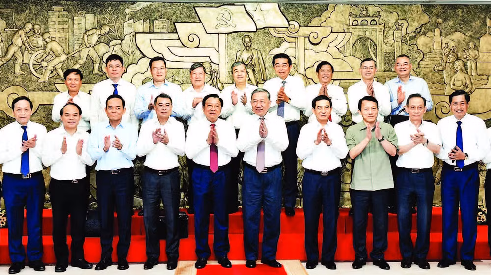 Tổng Bí thư Tô Lâm và Trưởng ban Nội chính Trung ương Phan Đình Trạc cùng các đồng chí lãnh đạo Đảng, Nhà nước tại buổi làm việc với Ban Nội chính Trung ương. (Ảnh: ĐĂNG KHOA)