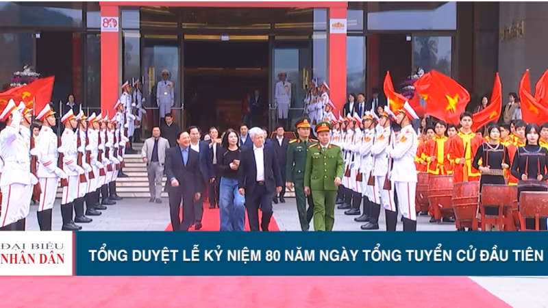 Phó Chủ tịch Thường trực Quốc hội Đỗ Văn Chiến cùng các Phó Chủ tịch Quốc hội Nguyễn Khắc Định, Nguyễn Đức Hải dự chương trình tổng duyệt Lễ kỷ niệm 80 năm Ngày Tổng tuyển cử đầu tiên bầu Quốc hội Việt Nam. (Ảnh: daibieunhandan.vn)