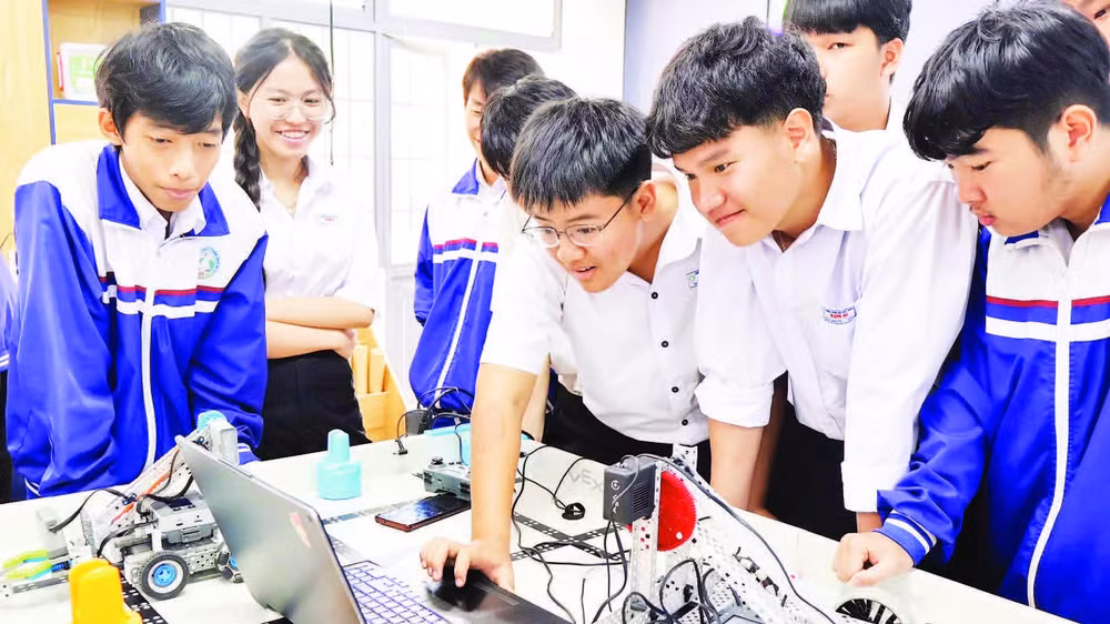 Học sinh Trường trung học phổ thông Đạm Ri, tỉnh Lâm Đồng sử dụng các thiết bị trong phòng STEM innovation.
