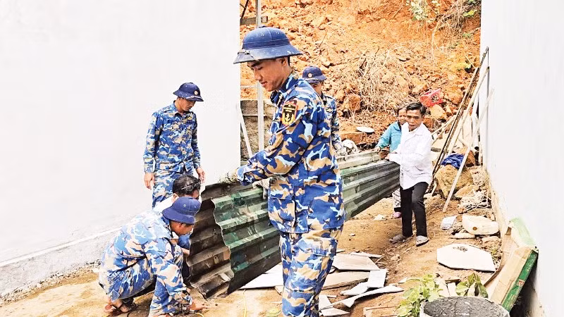 Các đơn vị tham gia xây dựng nhà ở trong "Chiến dịch Quang Trung" tại tỉnh Khánh Hòa đang khẩn trương hoàn thành những ngôi nhà cuối cùng để bàn giao cho người dân.