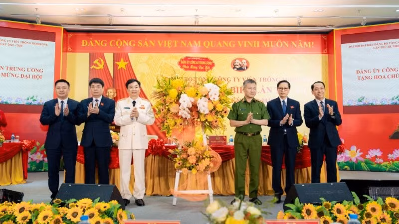 Đảng ủy Công an Trung ương gửi lẵng hoa chúc mừng Đại hội đại biểu Đảng bộ Tổng công ty Viễn thông MobiFone lần thứ III, nhiệm kỳ 2025-2030.