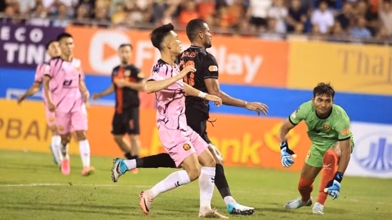 Các cầu thủ Ninh Bình (áo tím đen) thắng đậm Đông Á Thanh Hóa 4-0 (Ảnh NBFC).