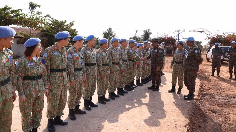 Tư lệnh Lực lượng quân sự Phái bộ Gìn giữ hòa bình Liên hợp quốc tại Nam Sudan - Trung tướng Mohan Subramanian tới thăm, làm việc với Bệnh viện dã chiến cấp 2 số 7 Việt Nam. (Ảnh: TIẾN PHÚC)