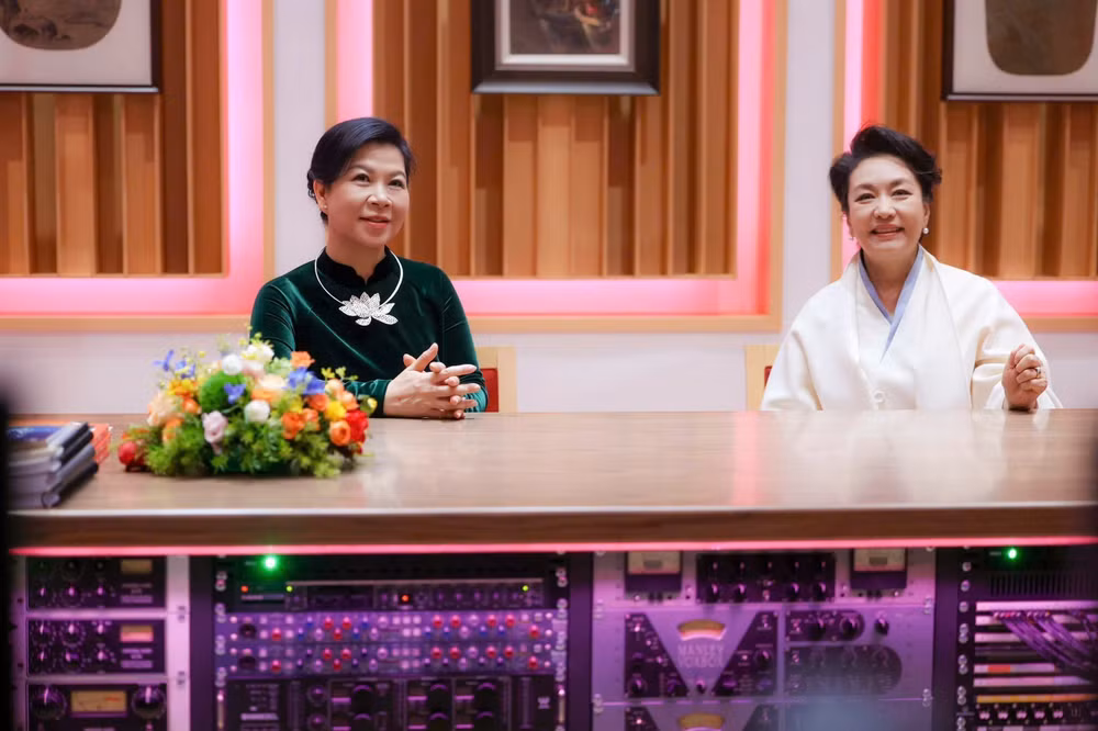 vna-potal-phu-nhan-ngo-phuong-ly-gap-go-trao-doi-voi-phu-nhan-banh-le-vien-8703884.jpg