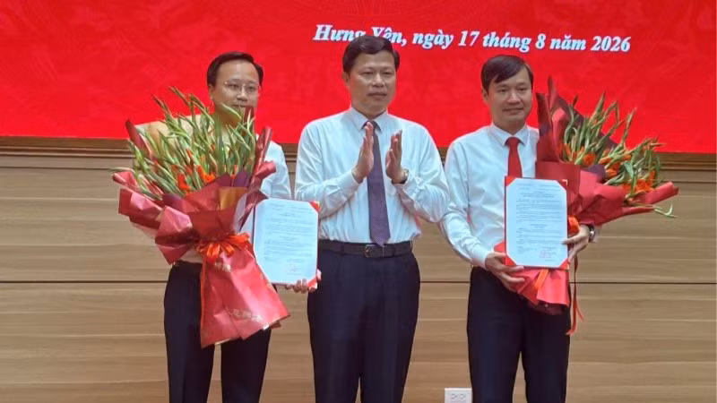 Phó Bí thư Thường trực Tỉnh ủy Hưng Yên Trần Quốc Toản trao các Quyết định của Ban Thường vụ Tỉnh ủy Hưng Yên về công tác cán bộ của Văn phòng Tỉnh ủy, Bộ phận nghiên cứu chính sách của Tỉnh ủy Hưng Yên.