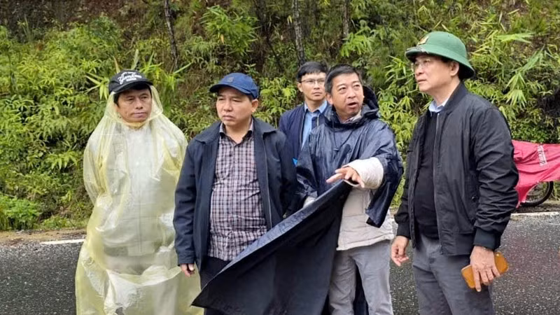 Chủ tịch Ủy ban nhân dân tỉnh Lâm Đồng Hồ Văn Mười (bìa phải) kiểm tra hiện trường và chỉ đạo công tác khắc phục sạt lở trên đèo Mimosa.