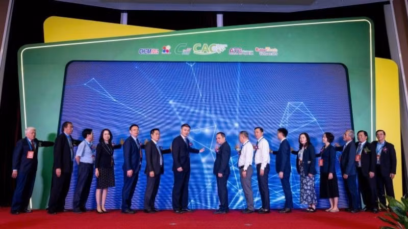 Các đại biểu thực hiện nghi thức khai mạc triển lãm.