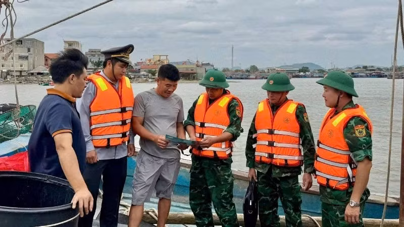 Lực lượng chức năng Nghệ An trực tiếp xuống tàu tuyên truyền cho ngư dân về chống khai thác IUU.