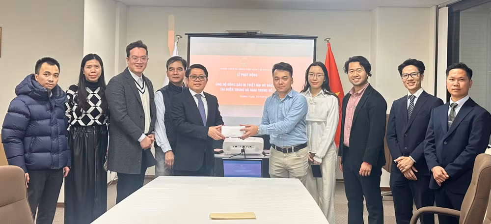 Cán bộ nhân viên Tổng Lãnh sự quán Việt Nam tại Osaka và kiều bào tham gia ủng hộ đồng bào miền trung bị ảnh hưởng bởi mưa bão.