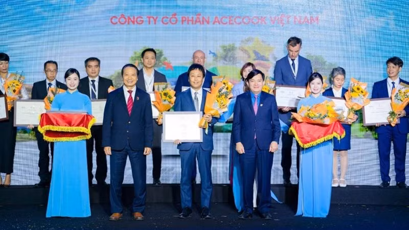 Đại diện Acecook Việt Nam nhận giải Top 100 doanh nghiệp bền vững 2025.
