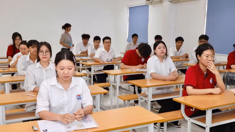Thí sinh trước giờ làm bài thi môn Ngữ văn tại điểm thi Trường THPT Hai Bà Trưng (tỉnh Vĩnh Phúc). (Ảnh: NGUYÊN KHÔI)