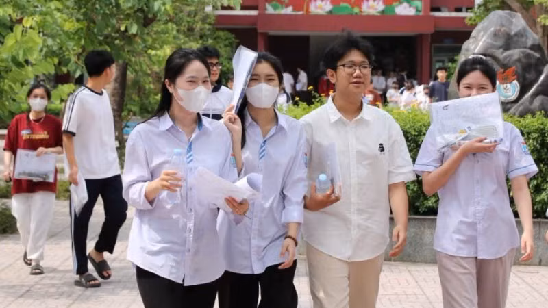Các thí sinh đến điểm thi ở Trường trung học phổ thông Huỳnh Thúc Kháng (thành phố Vinh).