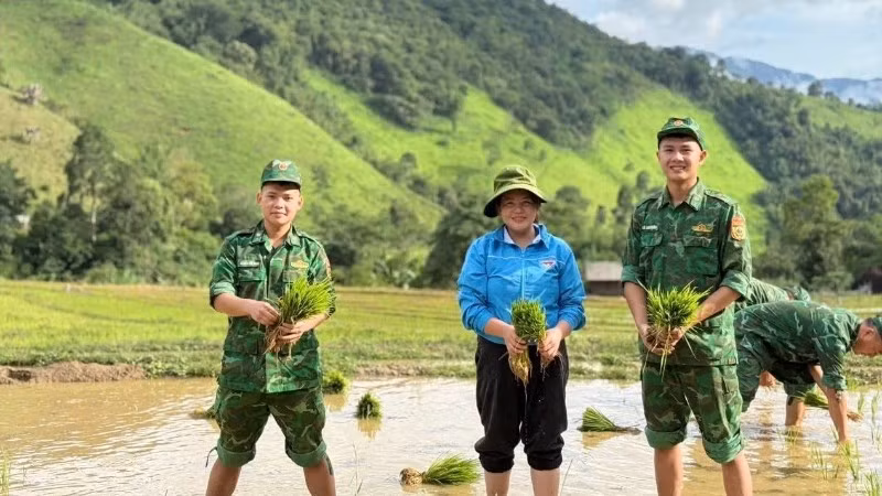 Đoàn Thanh niên Đồn Biên phòng Na Ngoi cùng Đoàn xã Na Ngoi và Chi đoàn Đoàn Kinh tế-Quốc phòng 4 giúp người dân bản Tổng Khư, xã Na Ngoi, huyện Kỳ Sơn cấy lúa vụ hè thu.