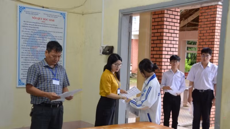Thí sinh tại điểm thi Trường trung học phổ thông Pleiku làm thủ tục thi.