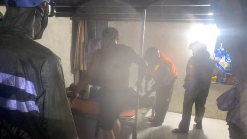 Công an phường Hòa Khánh Nam, quận Liên Chiểu, thành phố Đà Nẵng hỗ trợ đưa người dân bị bệnh nặng ra khỏi khu vực ngập lụt để tránh, trú bão an toàn. (Ảnh: Công an cung cấp)
