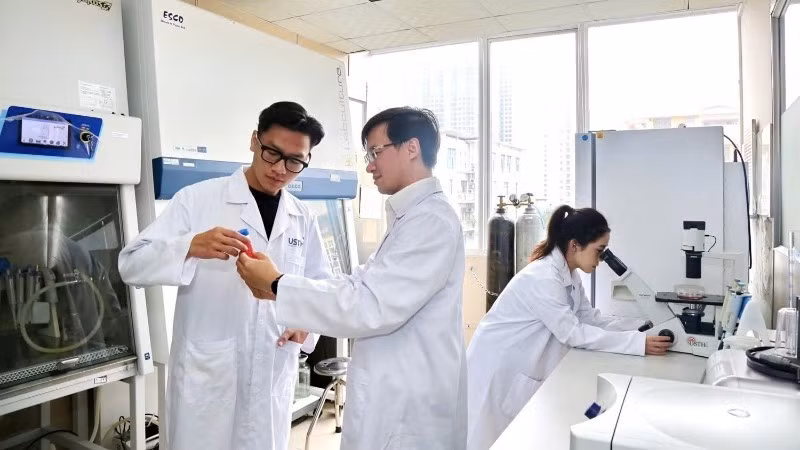Hướng dẫn sinh viên Trường đại học Khoa học và Công nghệ Hà Nội (Viện Hàn lâm Khoa học và Công nghệ Việt Nam) nghiên cứu các đề tài khoa học có tính ứng dụng cao trong thực tiễn. (Ảnh: USTH)