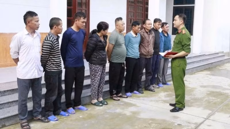 Các đối tượng đánh bạc bị bắt giữ. 