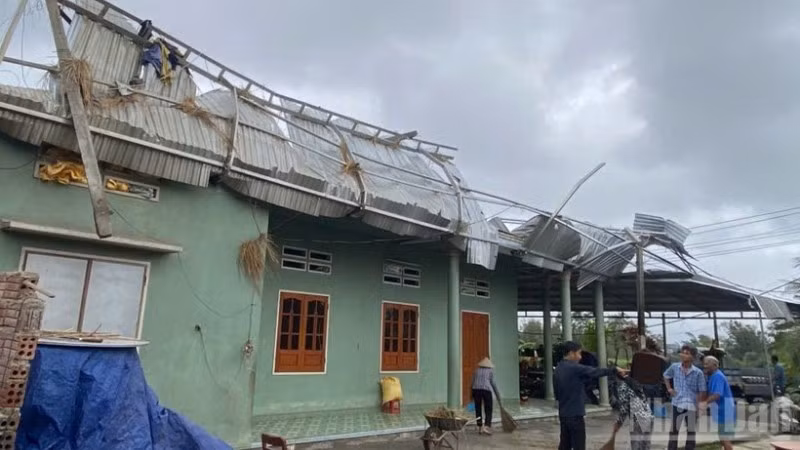 Lốc xoáy quét qua lúc rạng sáng khiến khoảng 20 nhà dân ở xã Nguyễn Nghiêm (Quảng Ngãi) bị tốc mái, hư hỏng nặng. 