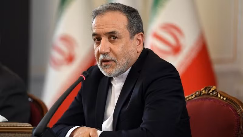 Ngoại trưởng Iran Abbas Araghchi phát biểu trong cuộc họp báo sau cuộc gặp với các nhà ngoại giao nước ngoài tại Tehran, Iran, ngày 5/10/2025. (Ảnh: Xinhua)