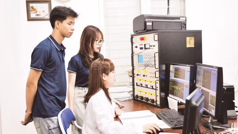 Hoạt động nghiên cứu, thí nghiệm tại Trung tâm Nano và Năng lượng, khoa Vật lý, Trường đại học Khoa học Tự nhiên, Đại học Quốc gia Hà Nội. (Ảnh: ĐỖ NGỌC)