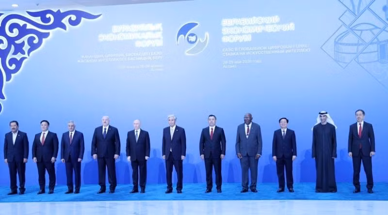 Nguyên thủ của 5 nước thành viên Liên minh Kinh tế Á-Âu (EAEU) và đại diện các quốc gia khách mời tham dự Diễn đàn Kinh tế Á-Âu. (Ảnh: VGP/Gia Huy)