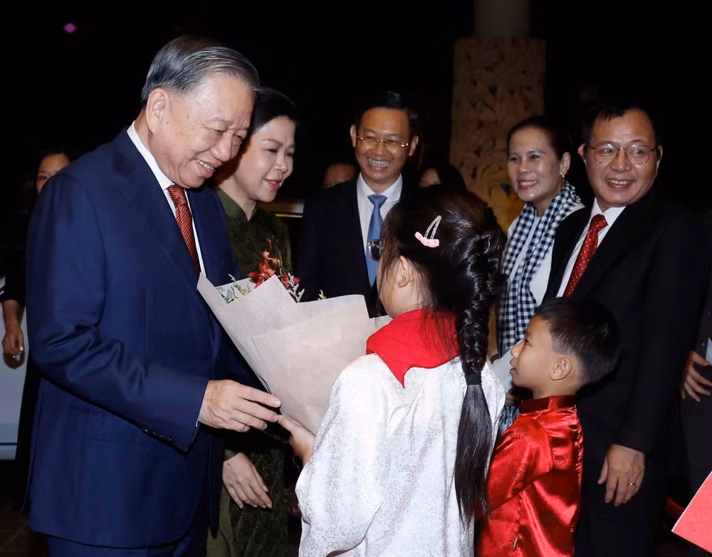 vna-potal-tong-bi-thu-chu-tich-nuoc-to-lam-va-phu-nhan-bat-dau-chuyen-tham-cap-nha-nuoc-toi-singapore-va-phat-bieu-dan-de-tai-doi-thoai-shangri-la-8791483.jpg