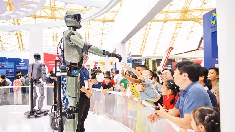 Gian trưng bày của doanh nghiệp tư nhân thu hút sự quan tâm của đông đảo người dân tại Triển lãm thành tựu đất nước “80 năm Hành trình Độc lập-Tự do-Hạnh phúc”. (Ảnh: THẾ ĐẠI)
