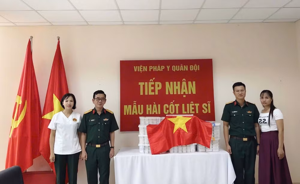 Thành viên Ban Chỉ đạo tìm kiếm, xác định danh tính liệt sĩ tỉnh Điện Biên bàn giao 668 mẫu hài cốt liệt sĩ cho Viện Pháp y Quân đội. 