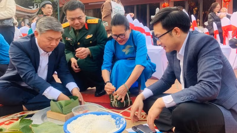 Ngày hội Bánh chưng xanh “Mừng Xuân đoàn kết-Vui Tết Hồng Hà” diễn ra tại Đình Ngọc Xuyên và Đình Nội Châu, phường Hồng Hà chiều 6/2.