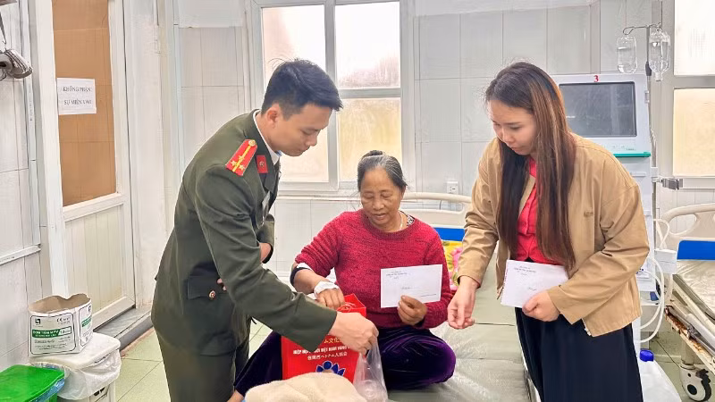 Các kiều bào Việt Nam ở nước ngoài phối hợp Phòng An ninh điều tra - Công an tỉnh Quảng Trị trao quà Tết, động viên tinh thần các bệnh nhân tại Bệnh viện đa khoa Lệ Thủy, tỉnh Quảng Trị.