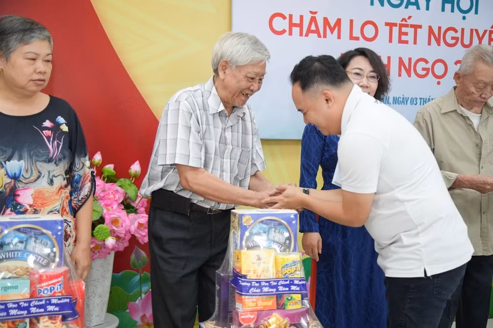 Mỗi phần quà không chỉ góp phần hỗ trợ đời sống dịp cuối năm, mà còn là sự động viên để bà con đón Tết thêm ấm áp, đủ đầy hơn.