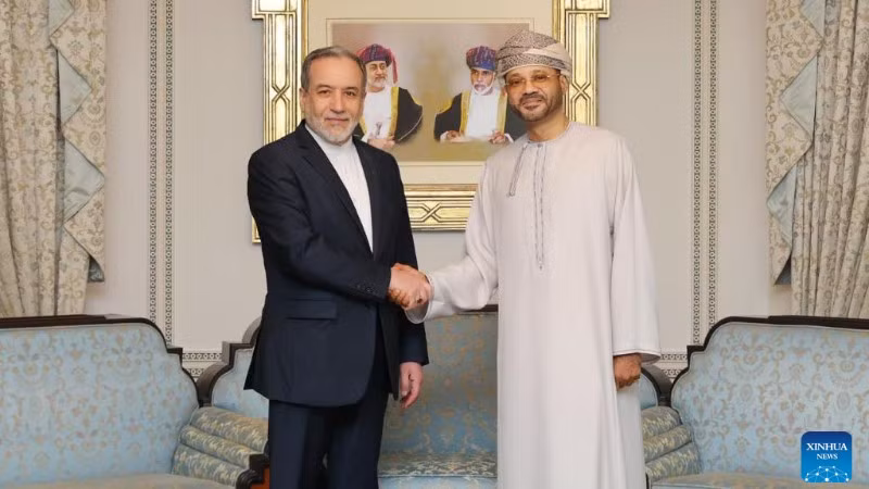 Ngoại trưởng Oman Sayyid Badr bin Hamad bin Hamood Albusaidi (bên phải) gặp Ngoại trưởng Iran Seyed Abbas Araghchi tại Muscat, Oman, ngày 6/2/2026. (Ảnh: XINHUA)