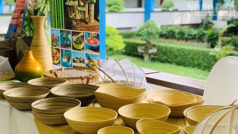 Các sản phẩm thân thiện với môi trường được trưng bày, giới thiệu tại Diễn đàn Tiêu dùng bền vững 2025 diễn ra ngày 2/7 tại Hà Nội. (Ảnh: KIỀU GIANG)