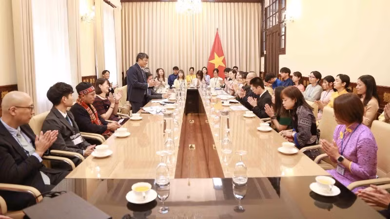 Các tình nguyện viên JICA tới chào xã giao Thứ trưởng Ngoại giao Nguyễn Minh Vũ. (Ảnh: TRUNG HIẾU)