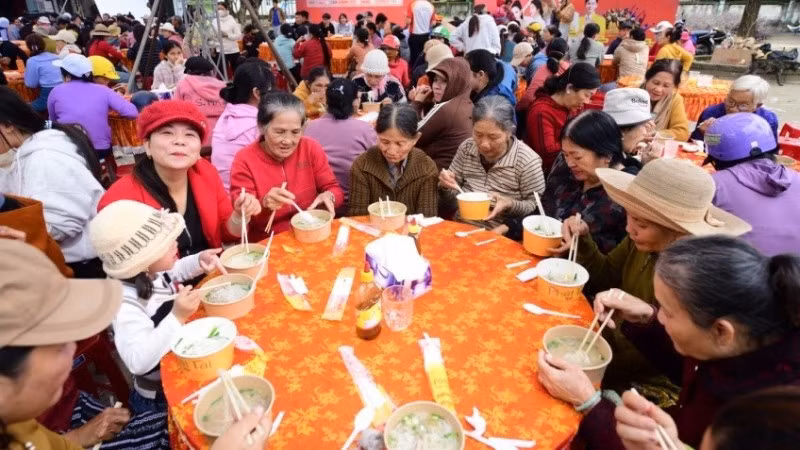 Người dân xã Hòa Thịnh thưởng thức những tô phở yêu thương thơm ngon (Nguồn: Báo Tuổi Trẻ)