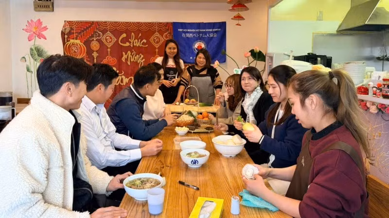 Lớp dạy nấu các món ăn truyền thống Việt Nam góp phần gìn giữ bản sắc văn hóa dân tộc và tăng cường giao lưu, gắn kết cộng đồng người Việt tại Nhật Bản.