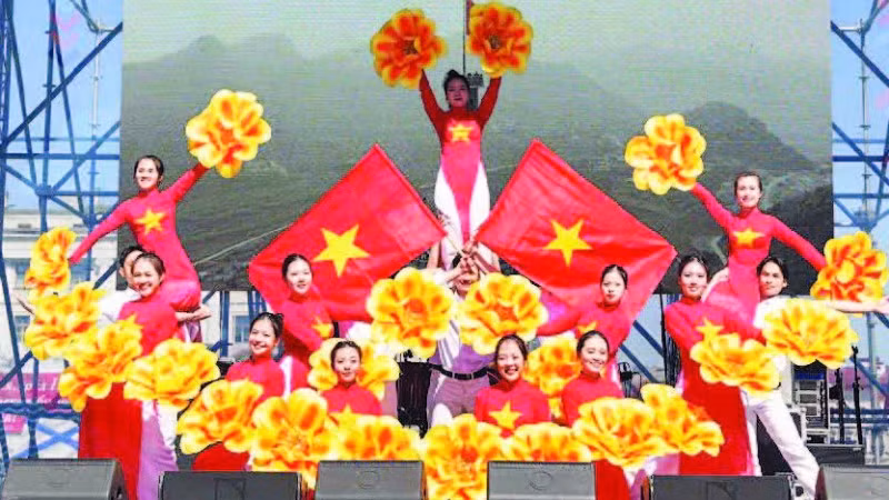 Cộng đồng người Việt Nam tại Nga tổ chức văn nghệ chào mừng Ngày Việt Nam tại thành phố Saint Petersburg. (Ảnh: XUÂN HƯNG)
