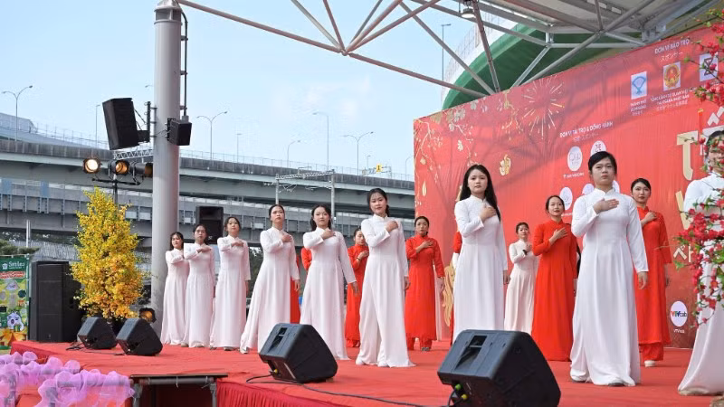 Lễ hội Tết Việt 2026 với chủ đề “Việt Nam rạng ngời” là lời chào mừng đầy ý nghĩa của cộng đồng người Việt Nam tại Nhật Bản đối với thành công của Đại hội đại biểu toàn quốc lần thứ XIV của Đảng.
