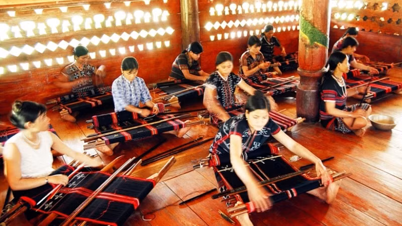 Dệt zèng, một sản phẩm du lịch đặc trưng của đồng bào A Lưới, giúp bà con giảm nghèo.