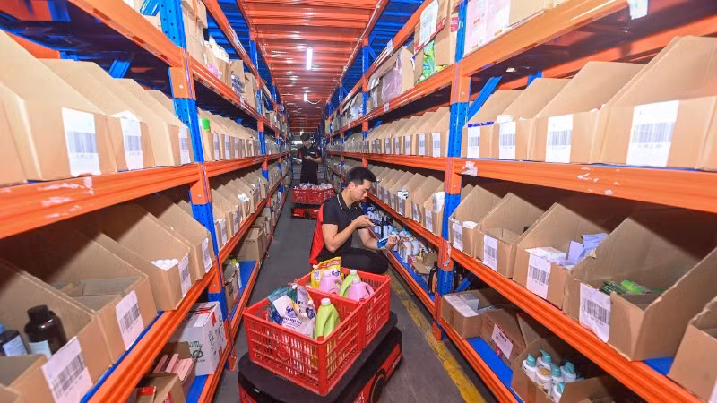Sử dụng robot tại kho hàng của Tổng công ty cổ phần Bưu chính Viettel (Viettel Post). (Ảnh: ĐĂNG ANH)