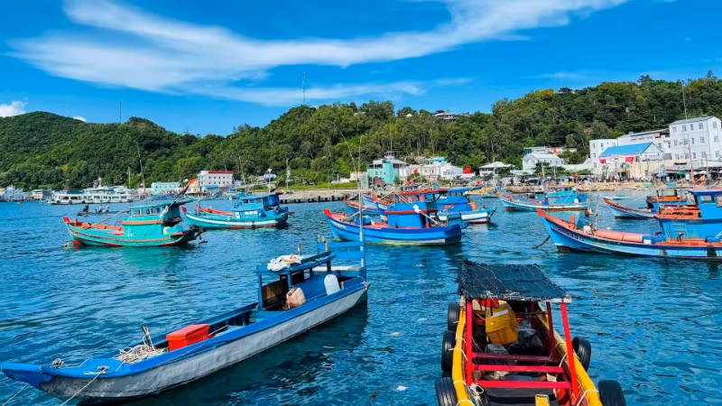 Thu nhập của người dân Nam Du chủ yếu từ du lịch và đánh bắt hải sản. (Ảnh: NAM ANH)