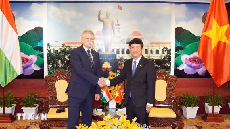 Phó Bí thư Thành ủy, Chủ tịch Hội đồng Nhân dân Thành phố Hồ Chí Minh Võ Văn Minh tiếp Chủ tịch Quốc hội Hungary Kover Laszlo. (Ảnh: TTXVN)