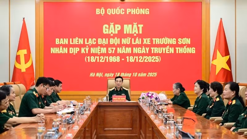 Đại tướng Phan Văn Giang chủ trì gặp mặt Ban liên lạc Đại đội Nữ lái xe Trường Sơn. (Ảnh: Việt Trung/QĐND)