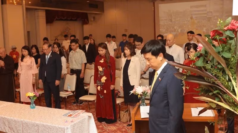 Các đại biểu đã dành phút mặc niệm, bày tỏ lòng biết ơn sâu sắc đối với những người đã hy sinh vì nền độc lập, tự do của Tổ quốc. (Ảnh: TRUNG TÍN)