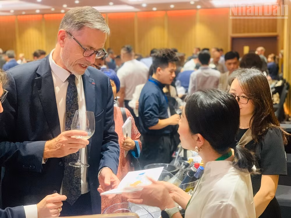 Đại sứ Pháp tại Việt Nam Olivier Brochet thử rượu vang tại sự kiện. (Ảnh: KIỀU GIANG)