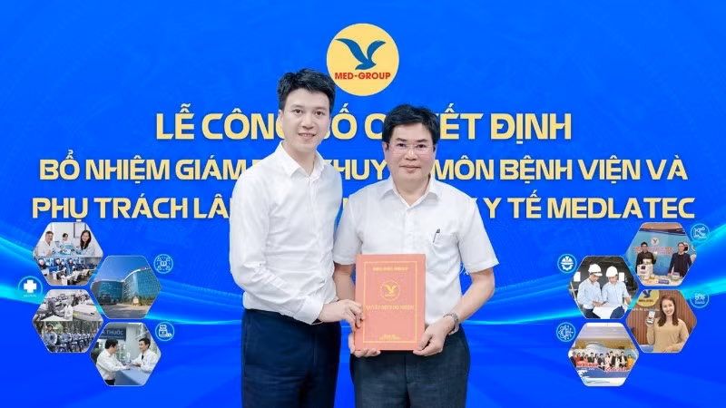 Tiến sĩ Nguyễn Trí Anh - Tổng Giám đốc tập đoàn trao quyết định bổ nhiệm Phó Giáo sư, Tiến sĩ Phạm Đình Đài giữ chức vụ Giám đốc Bệnh viện Đa khoa MEDLATEC.