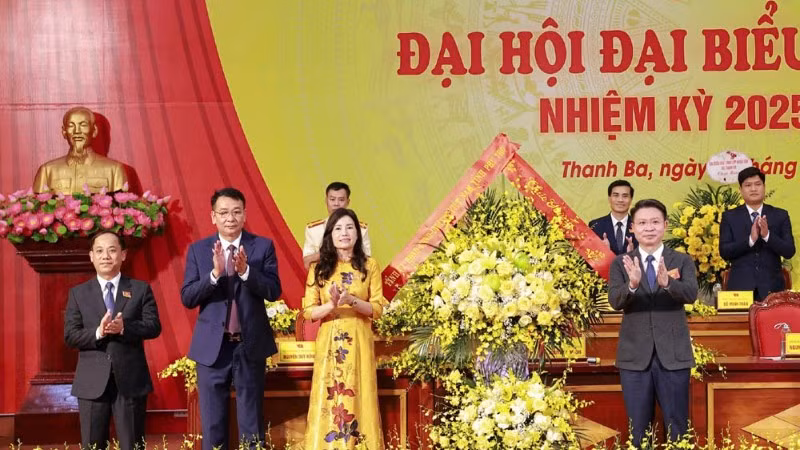Giám đốc công an tỉnh Phú Thọ Nguyễn Minh Tuấn tặng hoa chúc mừng Đại hội Đảng bộ xã Thanh Ba lần thứ nhất.