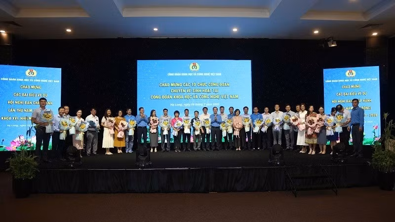 thu-truong-pham-duc-long-voi-dai-dien-cac-to-chuc-cong-doan-chuyen-ve-sinh-hoat-tai-cong-doan-khoa-hoc-va-cong-nghe-viet-nam-3356.jpg