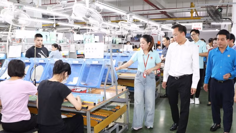 Đồng chí Nguyễn Hữu Nghĩa - Bí thư Tỉnh uỷ Hưng Yên thăm hoạt động sản xuất ở Công ty TNHH giày Ngọc Tề, tỉnh Hưng Yên.